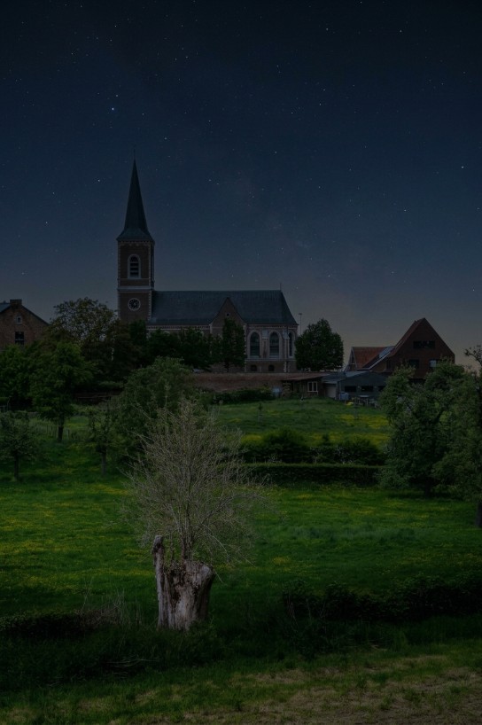 Foto van kerk in duisternis gehuld (vergroot foto)